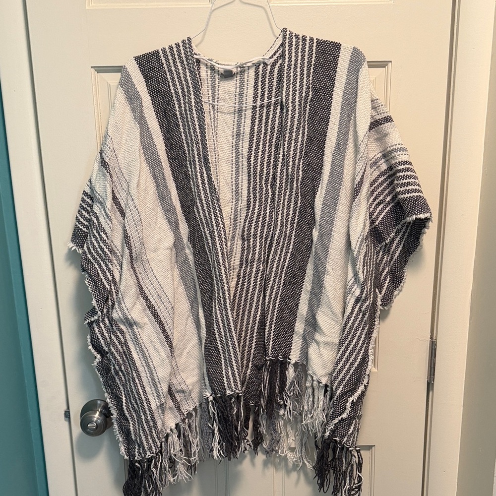 Aerie Black, Gray, and White Textured Cape